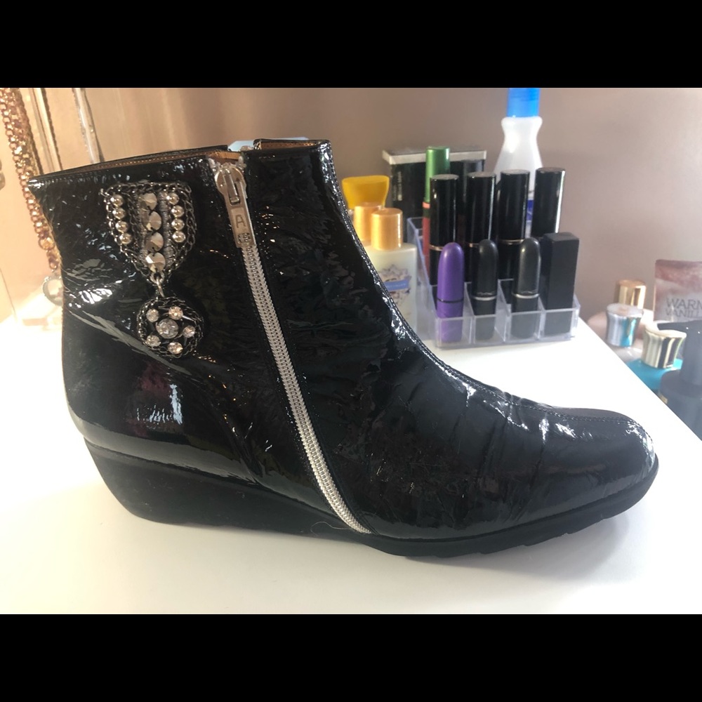 Azurée Cannes Black patent leather booties